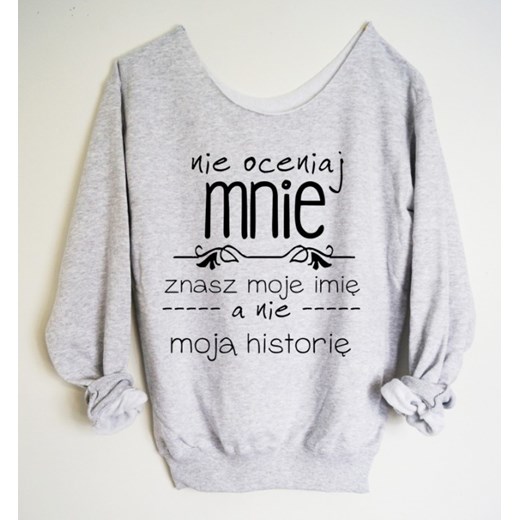 Bluza z szerokim dekoltem "NIE OCENIAJ MNIE ZNASZ MOJĘ IMIĘ A NIE MOJĄ HISTORIĘ