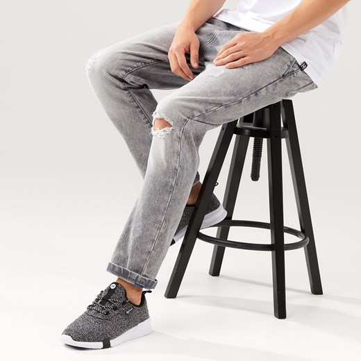 Cropp - Spodnie jeansowe z sznurkowym paskiem - Szary