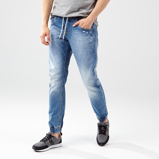 Cropp - Spodnie jeansowe typu jogger - Niebieski