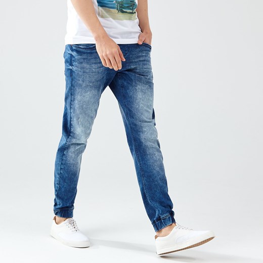 Cropp - Spodnie jeansowe typu jogger - Niebieski