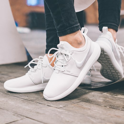 WMNS ROSHE TWO 844931-100