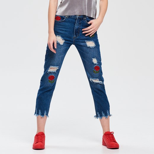 Cropp - Mom jeans z naszywkami vintage - Niebieski granatowy Cropp 36 