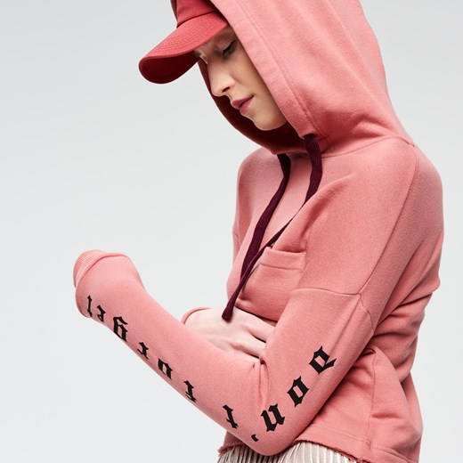Cropp - Bluza z nadrukiem na rękawie - Fioletowy Cropp L
