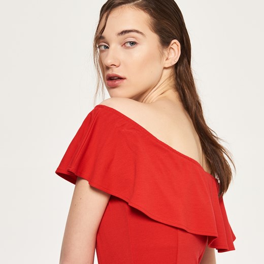 Reserved - Sukienka z falbaną przy dekolcie - Czerwony