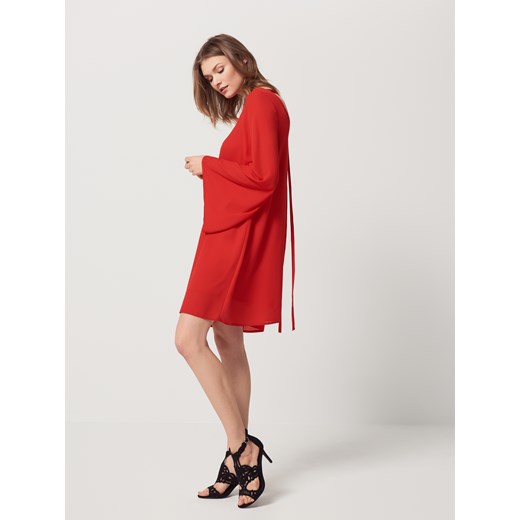 Mohito - Czerwona sukienka z rozszerzanymi rękawami - Czerwony  Mohito 32 