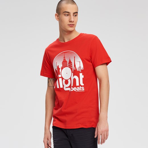 Cropp - T-shirt night beats - Czerwony
