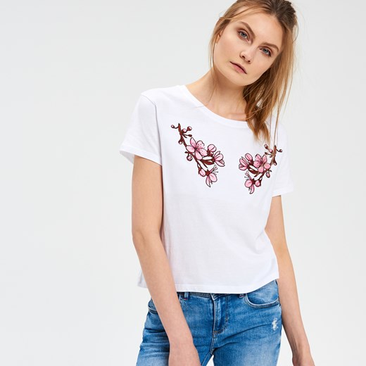 Cropp - T-shirt z kwiatowym haftem - Biały