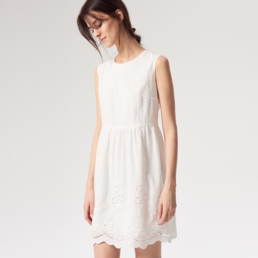 Mohito - Płócienna sukienka z ażurową aplikacją - Biały  Mohito 36 