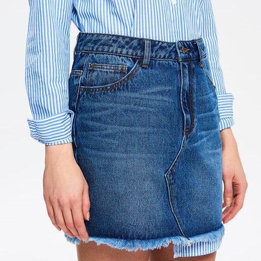 Cropp - Jeansowa spódnica z postrzępionym dołem - Niebieski niebieski Cropp M 