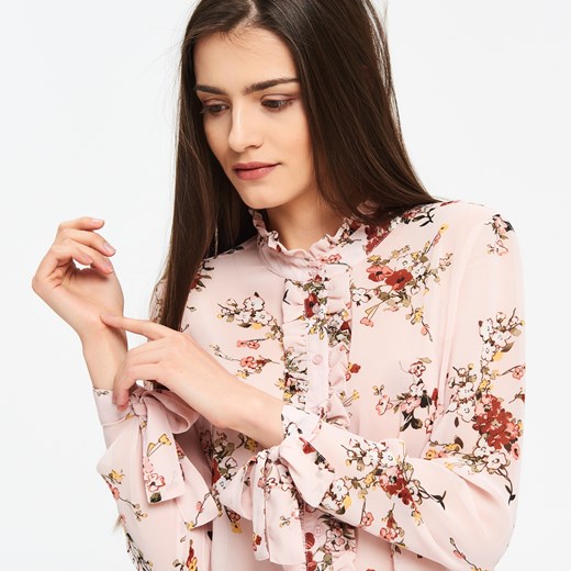 Cropp - Delikatna bluzka w kwiaty z wiązaniem - Różowy bezowy Cropp M 