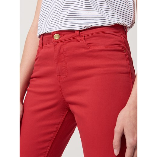 Mohito - Dopasowane spodnie z suwakami u dołu nogawek - Czerwony Mohito czerwony 36 