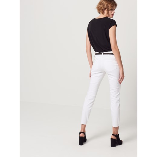 Mohito - Białe jeansy z prostą nogawką - Biały  Mohito 36 