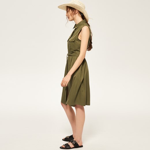 Reserved - Sukienka z wiązaniem w talii - Zielony