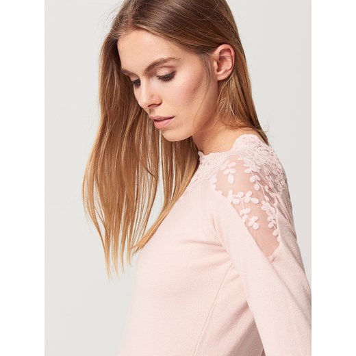 Mohito - Romantyczny sweter z koronkową aplikacją - Różowy