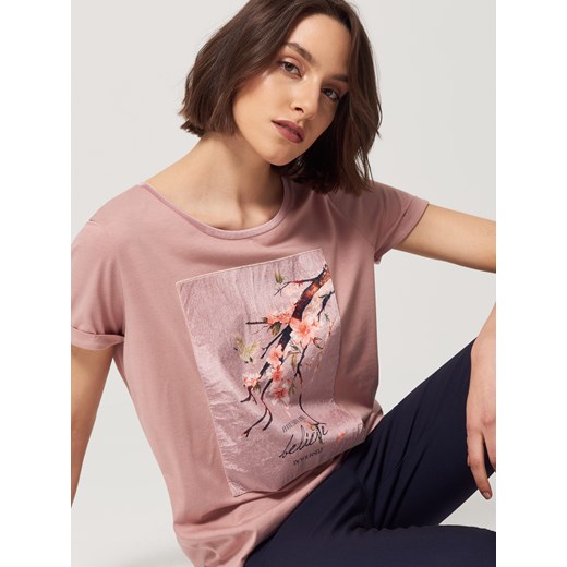 Mohito - Pudrowa koszulka z aksamitną aplikacją - Różowy