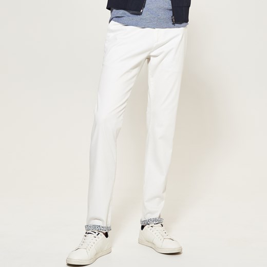 Reserved - Spodnie z podwiniętymi nogawkami - Biały