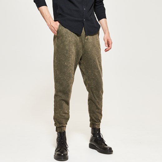 Reserved - Dresowe spodnie z efektem washout - Zielony