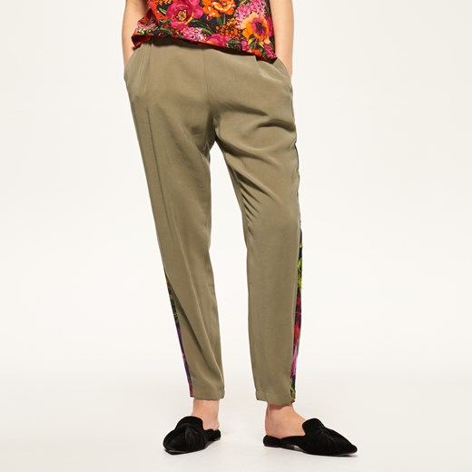 Reserved - Spodnie z kwiatowym lampasem - Zielony