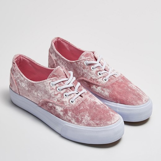 Sinsay - Welurowe sneakersy na platformie - Różowy Sinsay rozowy  