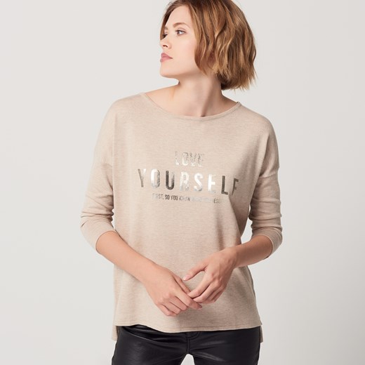 Mohito - Lekki sweter  oversize z napisem - Beżowy
