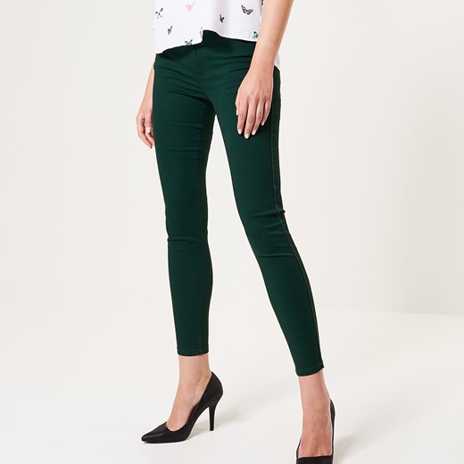 Mohito - Dopasowane materiałowe spodnie - Zielony