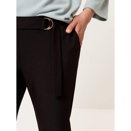 Mohito - Eleganckie spodnie z ozdobnym paskiem - Czarny  Mohito 36 
