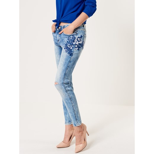 Mohito - Jasne jeansy z kwiatowym haftem - Niebieski
