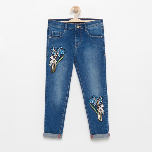 Reserved - Spodnie jeansowe z kwiatowym haftem - Granatowy Reserved niebieski 98 