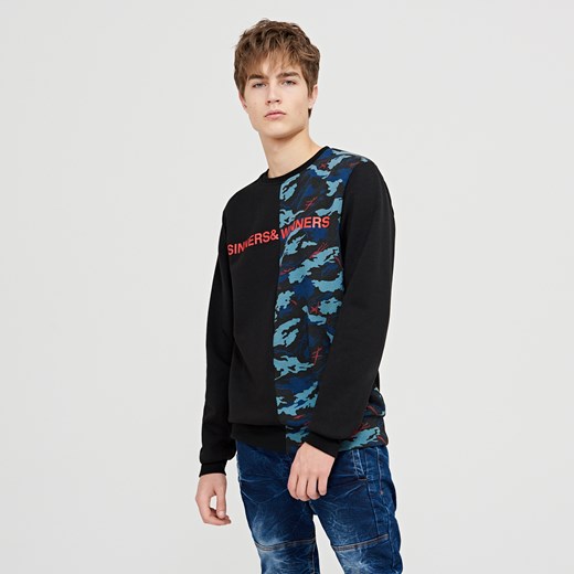 Cropp - Bluza z panelem camo oraz nadrukiem - Czarny Cropp  S 