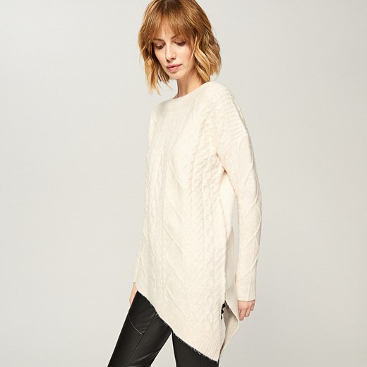 Reserved - Asymetryczny długi sweter - Kremowy