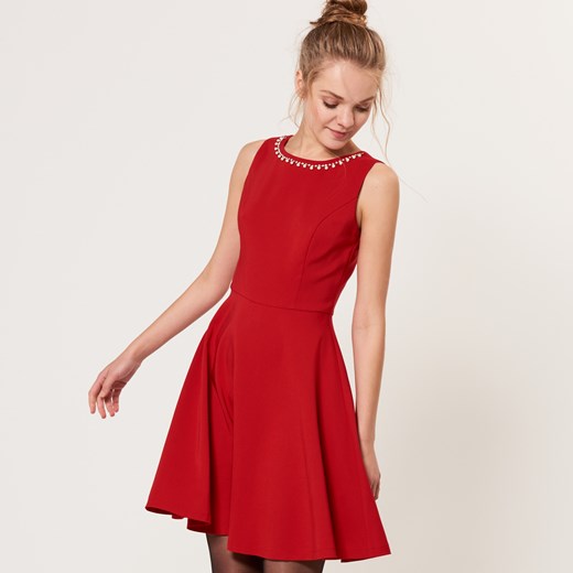 Mohito - Elegancka sukienka z biżuteryjną aplikacją - Czerwony czerwony Mohito 38 