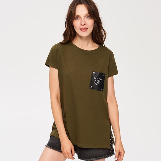 Sinsay - Przedłużony t-shirt z kieszonką - Zielony