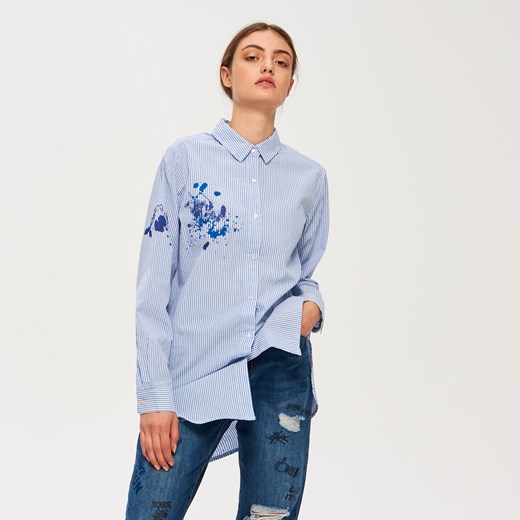 Sinsay - Prążkowana koszula z artystycznym nadrukiem - Niebieski