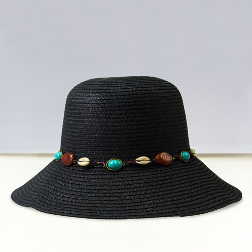 czarny kapelusz plażowy z muszelkami