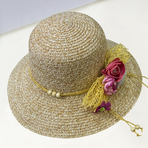 kapelusz plażowy z kwiatem i drewnianymi koralikami