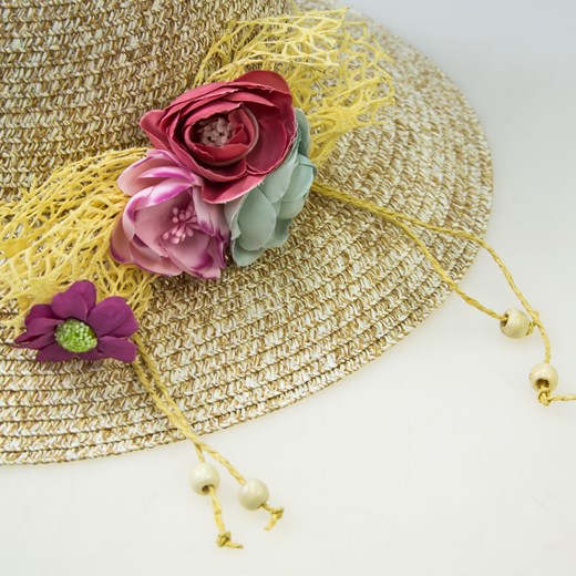 kapelusz plażowy z kwiatem i drewnianymi koralikami