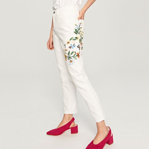 Reserved - Mom jeans z kwiatowym motywem - Biały  Reserved 42 
