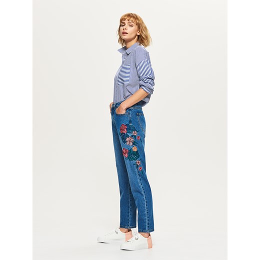 Cropp - Mom jeans z haftowanymi kwiatami - Niebieski  Cropp 36 