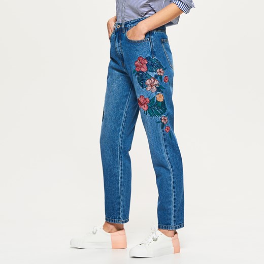 Cropp - Mom jeans z haftowanymi kwiatami - Niebieski Cropp  34 