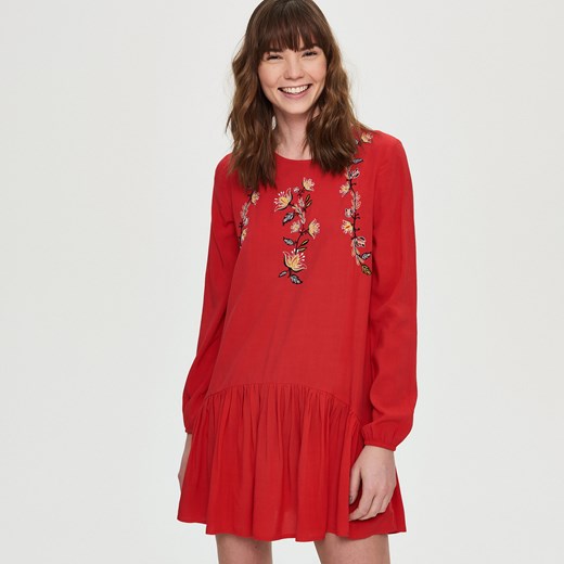 Sinsay - Zwiewna sukienka z kwiatowym haftem - Czerwony czerwony Sinsay XL 