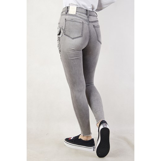 Jasnoszare spodnie jeansowe z naszywkami   XL olika.com.pl