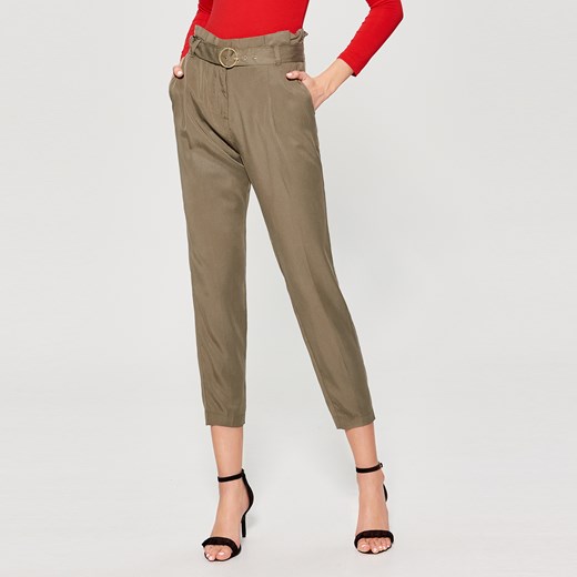 Mohito - Eleganckie spodnie paperbag z paskiem - Khaki Mohito brazowy 38