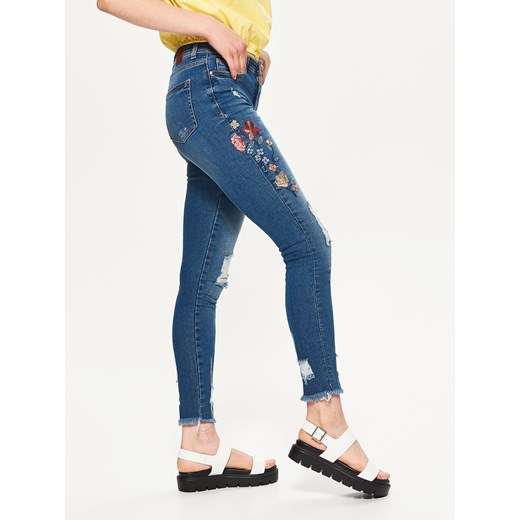 Cropp - Jeansy slim fit z haftem - Niebieski Cropp 34