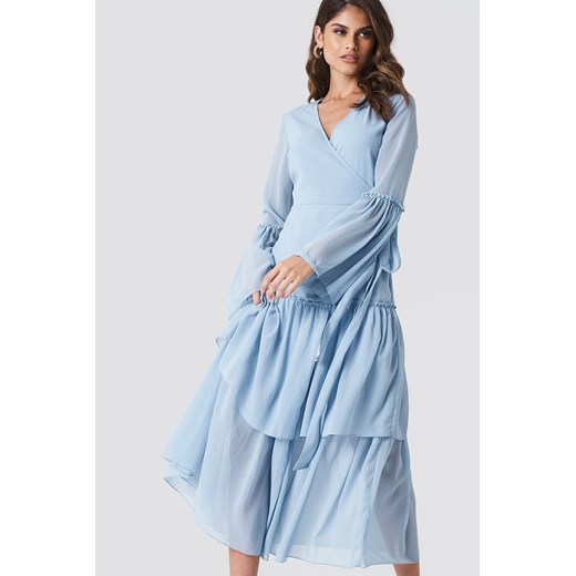 Sukienka niebieska NA-KD bez wzorów z dekoltem w serek 