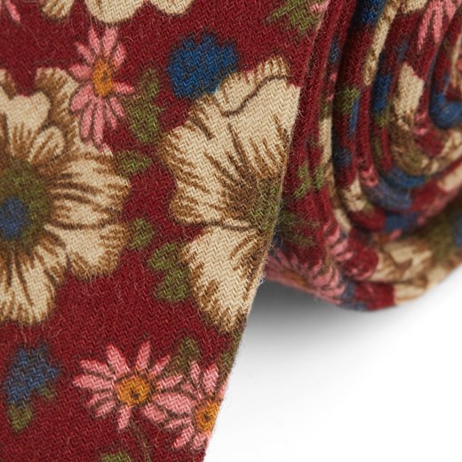 Burgundowy krawat z kwiecistym wzorem