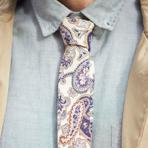 Kremowy krawat we wzór paisley
