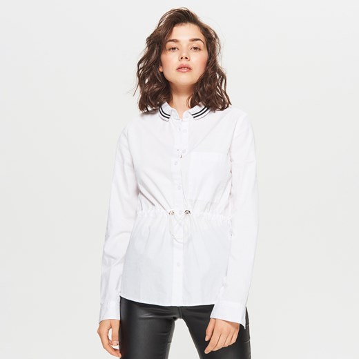 Cropp - Biała koszula ze ściągaczem w talii - Biały  Cropp XL 