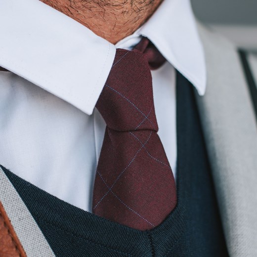Bordowy krawat w kratkę