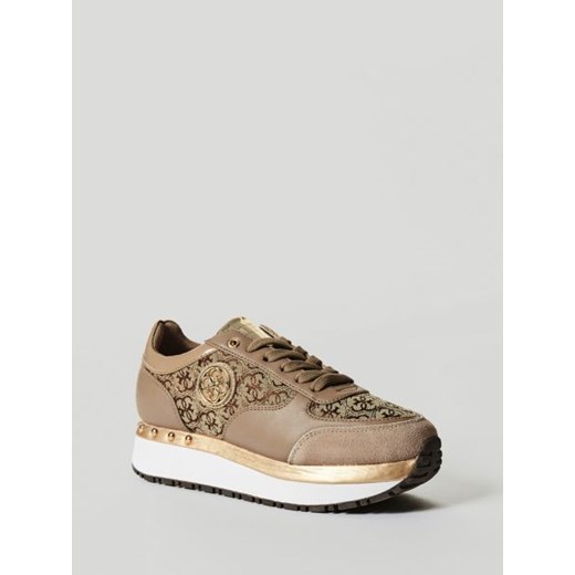 Brązowe sneakersy damskie Guess w nadruki