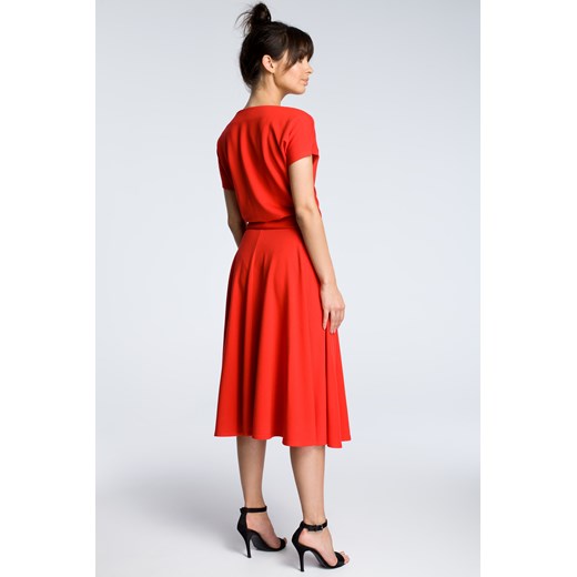 CM3604 Sukienka midi z rozkloszowanym dołem - czerwona